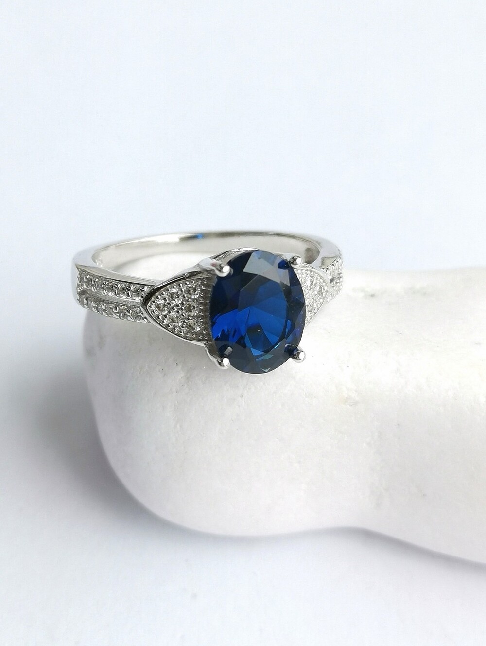 Luxury Sapphire CZ ring in Sterling Silver size  7 🆕